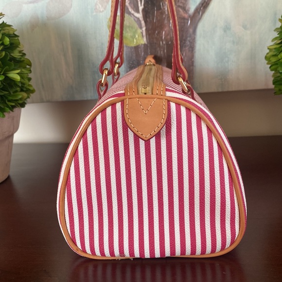 DOONEY & BOURKE 🩷FUCHSIA PINK & WHITE🤍 STRIPED BARREL SHOULDER BAG🩷LIKE NEW🤍 - Picture 8 of 17